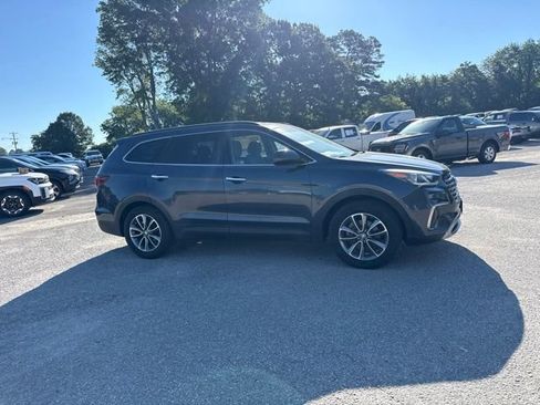 Used 2017 Hyundai Santa Fe SE FWD image 12