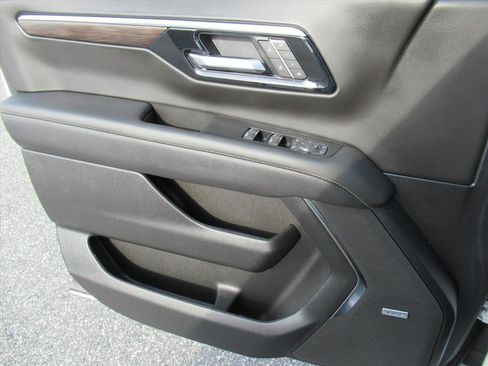 Used 2025 Chevrolet Suburban Premier image 28