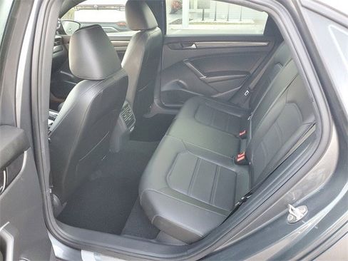 Certified 2022 Volkswagen Passat 2.0T R-Line image 9