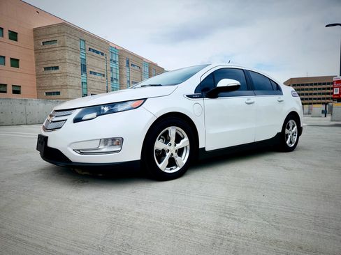 Used 2015 Chevrolet Volt Premium w/ Premium Trim Package image 1