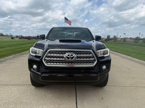 Used 2016 Toyota Tacoma TRD Sport w/ Premium & Technology Package image 9