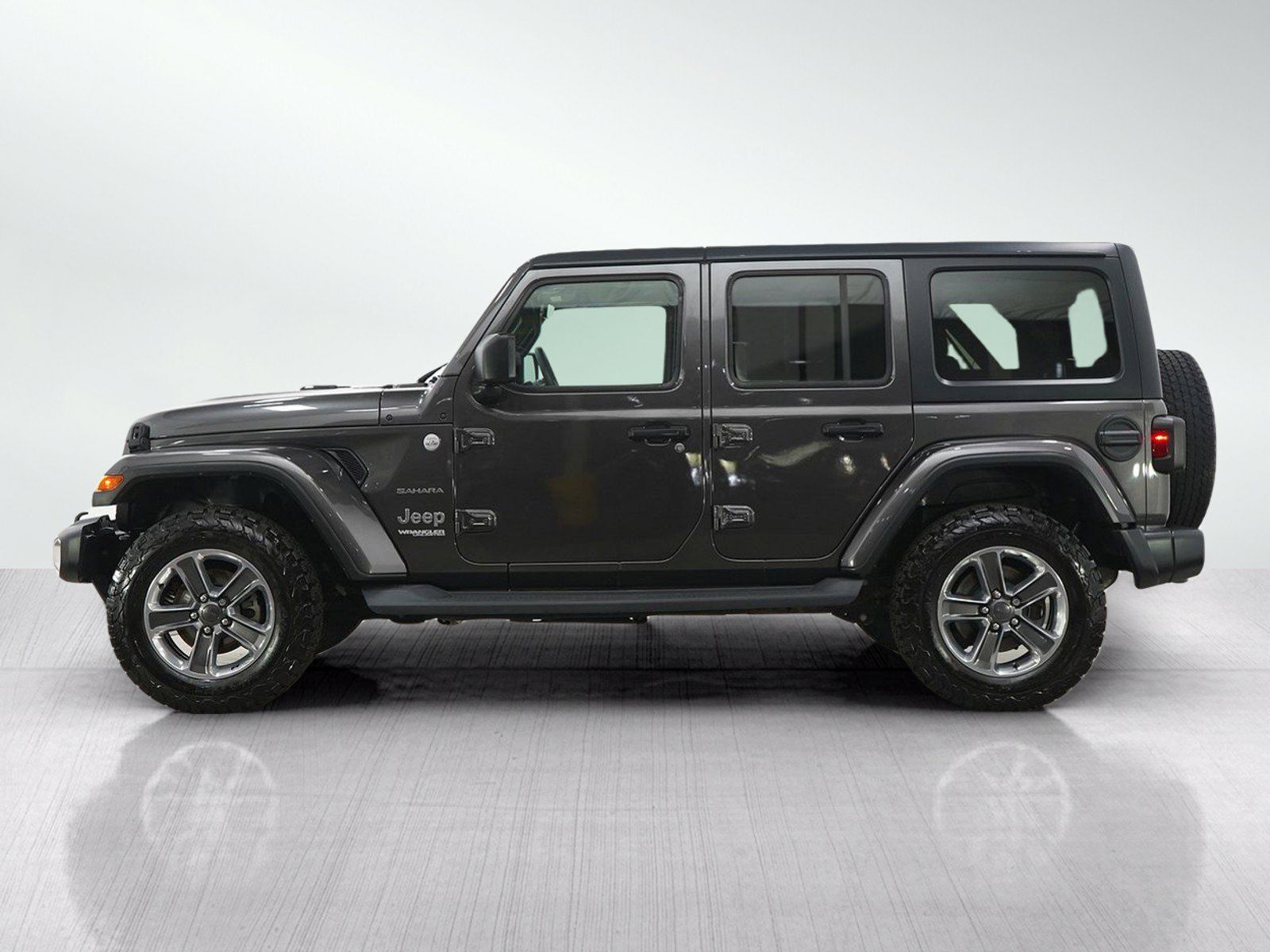 Used 2019 Jeep Wrangler Unlimited Sahara w/ Uconnect 4C Nav & Sound Group AWD/4WD image 3