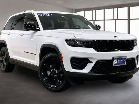 Used 2023 Jeep Grand Cherokee Altitude AWD/4WD image 3
