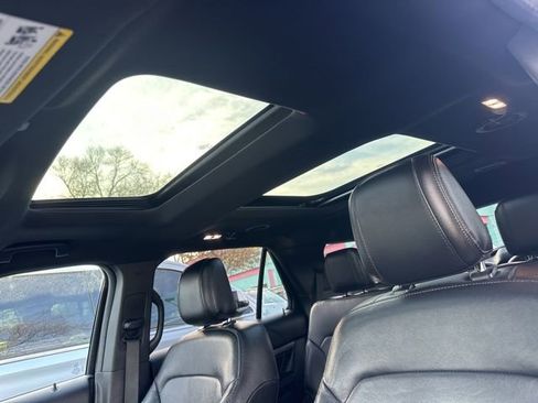 Used 2018 Ford Explorer XLT w/ Equipment Group 202A image 3