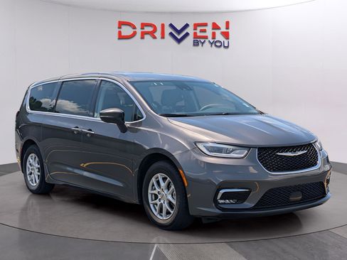 Used 2023 Chrysler Pacifica Touring-L FWD image 7