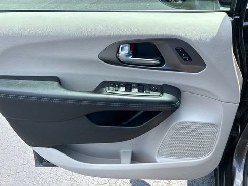 Used 2021 Chrysler Pacifica Touring-L w/ Premium & Safety Sphere Group FWD image 14
