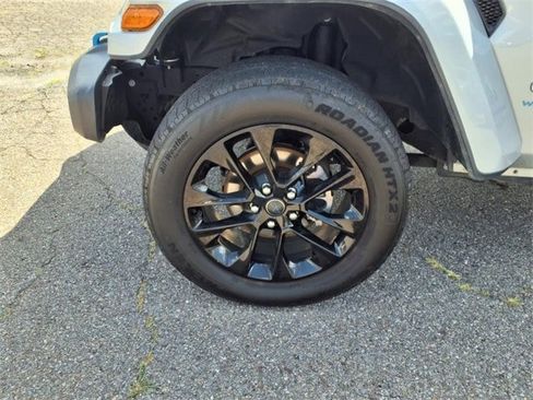 Used 2024 Jeep Wrangler Unlimited Sahara image 9