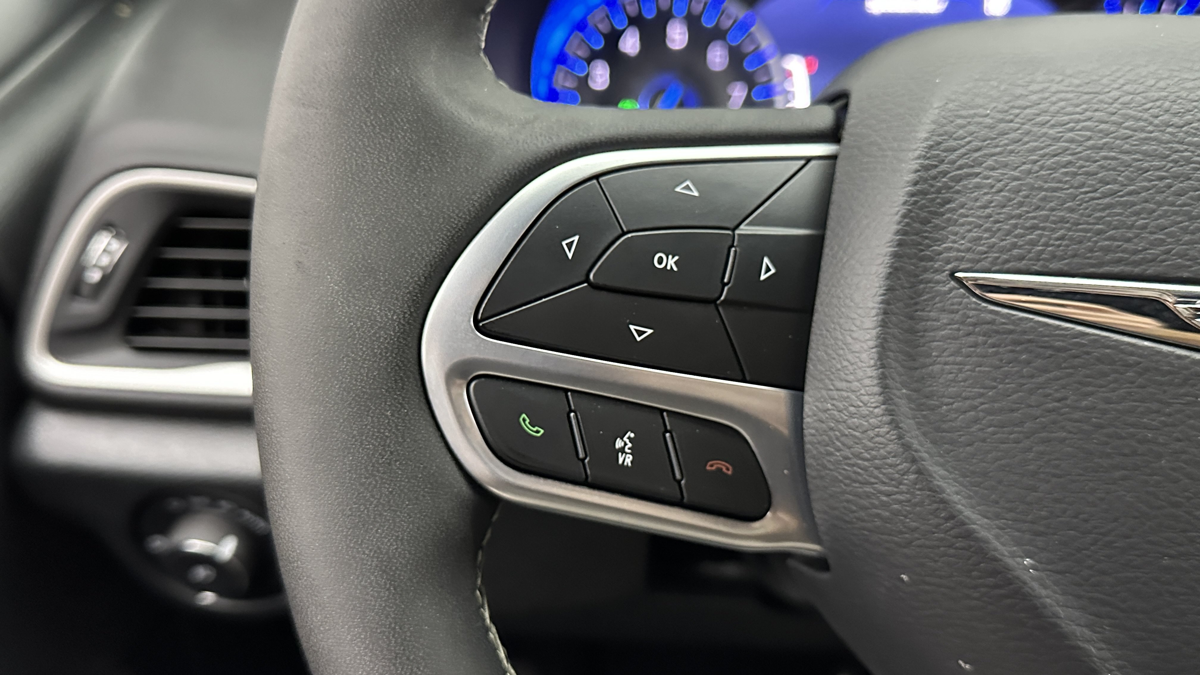 Used 2025 Chrysler Pacifica Select FWD image 19