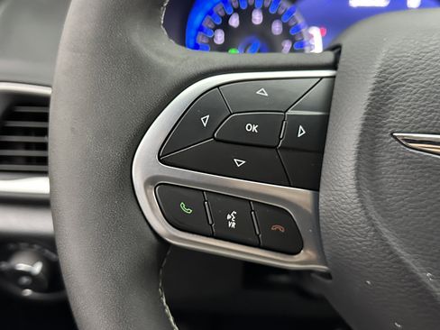 Used 2025 Chrysler Pacifica Select image 19