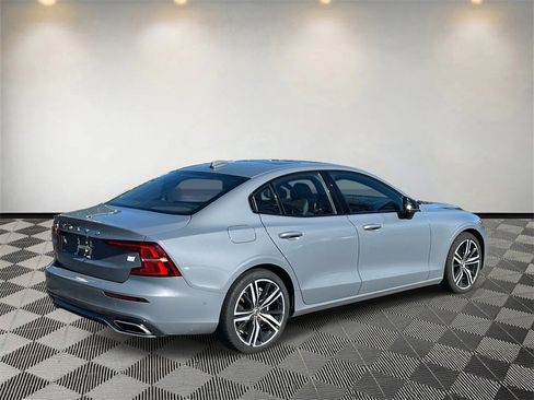Used 2022 Volvo S60 T8 R-Design image 3