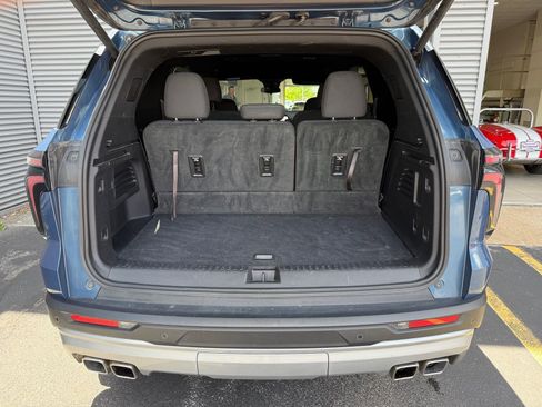 Used 2025 Chevrolet Traverse LT FWD image 44