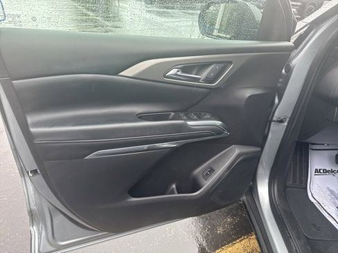 Used 2025 Chevrolet Traverse LT image 25