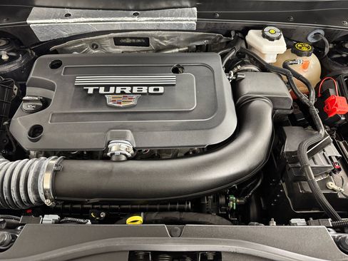 Used 2022 Cadillac XT4 Premium Luxury w/ Enhanced Visibility Package image 9