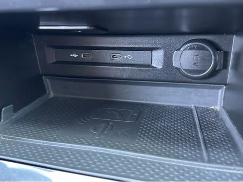 Used 2024 Volkswagen Tiguan SE image 19