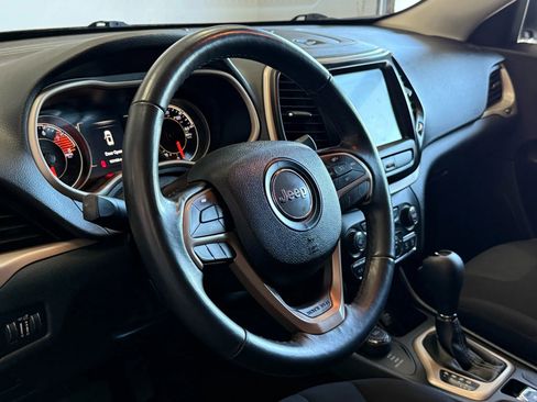 Used 2016 Jeep Cherokee Latitude w/ Cold Weather Group image 9