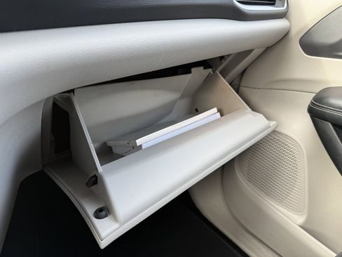 Used 2023 Chrysler Pacifica Touring-L image 32