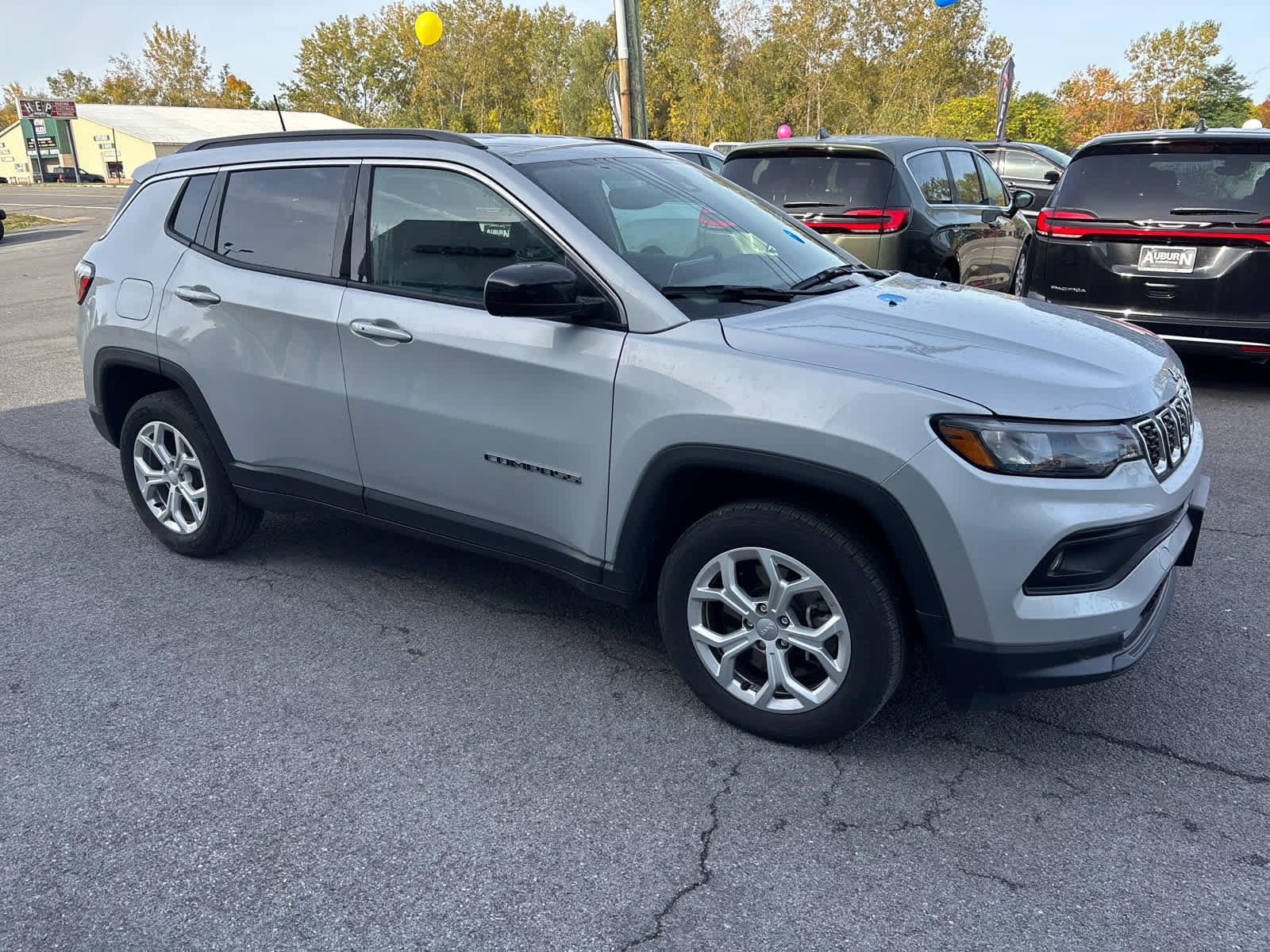 Used 2024 Jeep Compass Latitude w/ Convenience Group AWD/4WD image 3