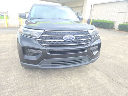 Used 2023 Ford Explorer XLT RWD image 2