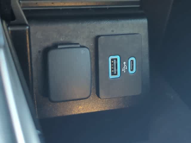 Used 2023 Ford Explorer XLT AWD/4WD image 32