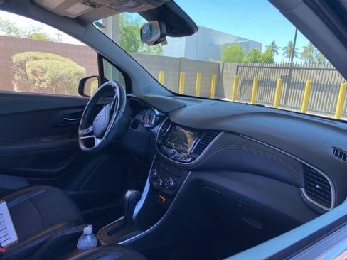 Used 2019 Chevrolet Trax LT w/ LT Convenience Package FWD image 5