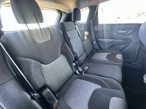 Used 2015 Jeep Cherokee Sport FWD image 18