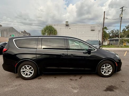 Used 2023 Chrysler Pacifica Touring-L FWD image 6