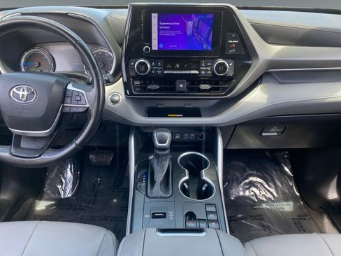Used 2023 Toyota Highlander XLE FWD image 11