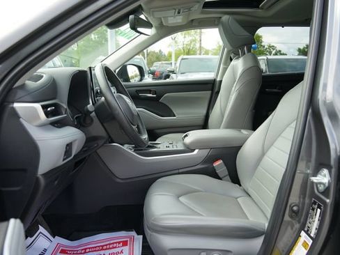 Used 2023 Toyota Highlander XLE AWD/4WD image 12
