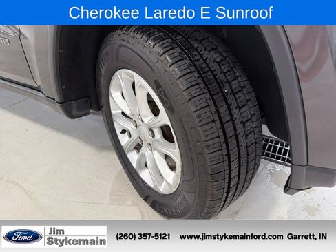 Used 2021 Jeep Grand Cherokee Laredo w/ Security & Convenience Group AWD/4WD image 15