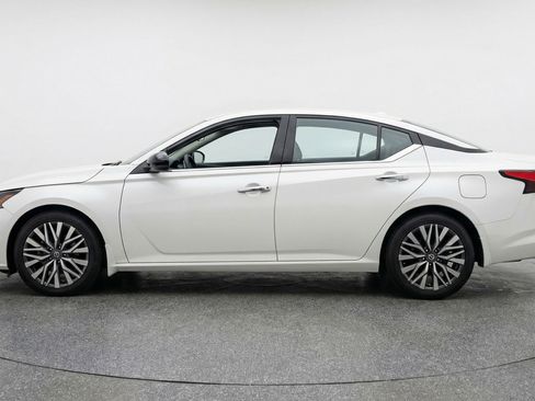 Used 2025 Nissan Altima 2.5 SV FWD image 5