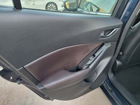 Used 2018 MAZDA MAZDA3 Touring FWD image 17