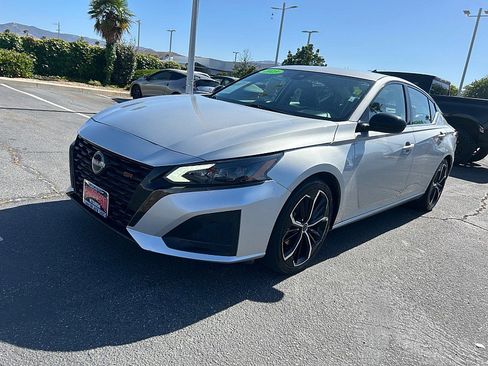 Used 2023 Nissan Altima 2.5 SR FWD image 4