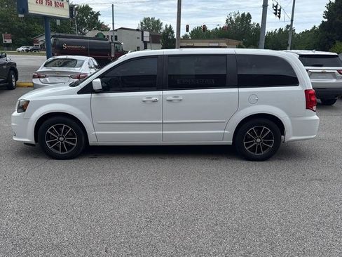 Used 2015 Dodge Grand Caravan SXT w/ Blacktop Package FWD image 2