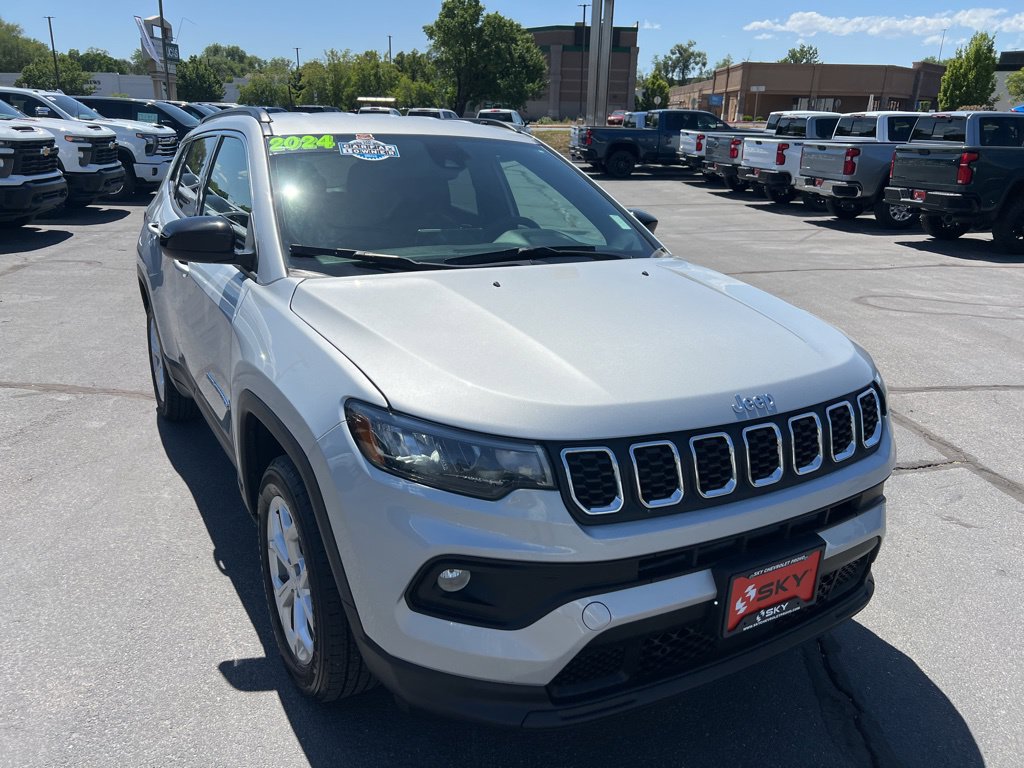 Used 2024 Jeep Compass Latitude AWD/4WD image 5