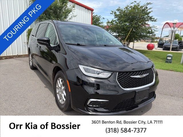 Used 2024 Chrysler Pacifica Touring-L FWD image 3