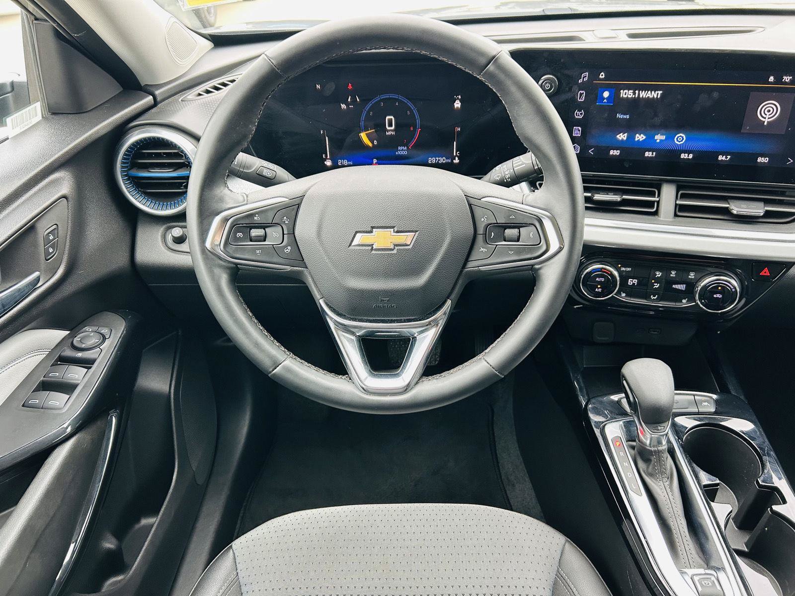 Used 2025 Chevrolet Trax LT w/ LT Convenience Package FWD image 12
