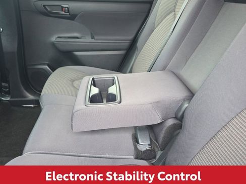 Used 2024 Toyota Highlander LE image 19