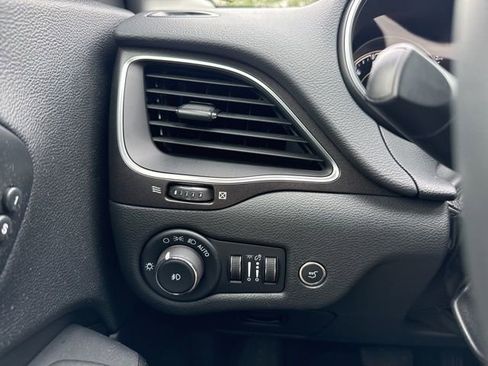 Used 2022 Jeep Cherokee Trailhawk w/ Premium Leather Package image 17