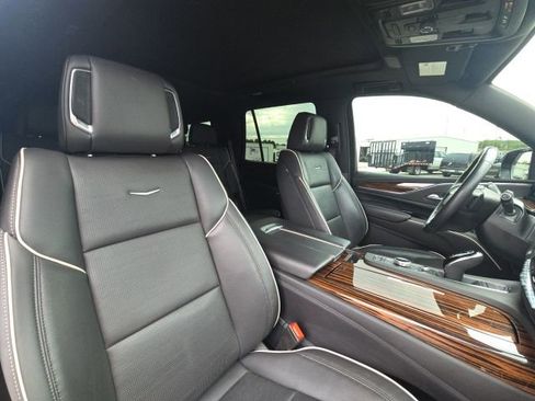 Used 2024 Cadillac Escalade Premium Luxury AWD/4WD image 21