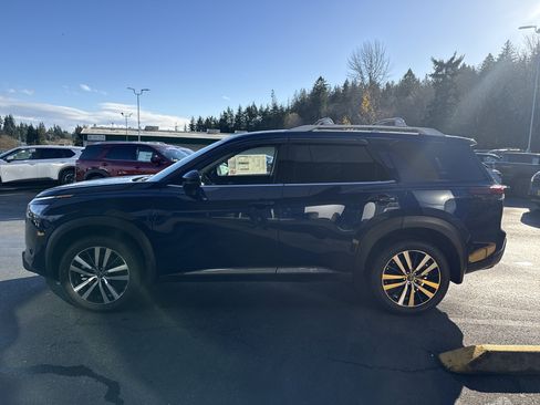 New 2025 Nissan Pathfinder Platinum w/ Black Appearance Package image 2