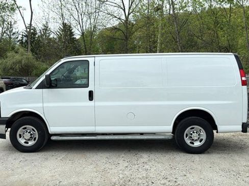 Used 2024 Chevrolet Express 2500 w/ Driver Convenience Package RWD image 4