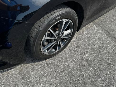 Used 2022 Kia Forte LXS FWD image 3