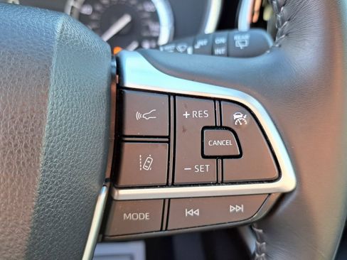 Used 2022 Toyota Highlander XLE image 16