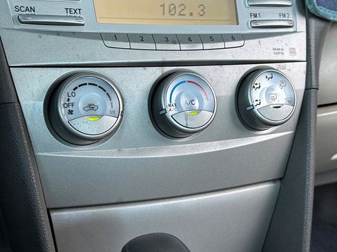 Used 2010 Toyota Camry LE FWD image 18