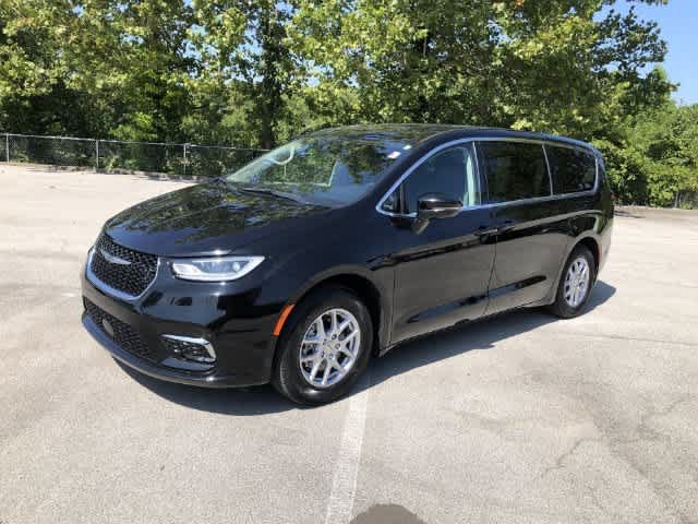 Certified 2024 Chrysler Pacifica Touring-L FWD image 2