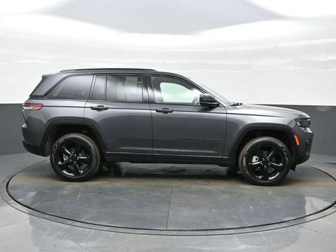 Used 2025 Jeep Grand Cherokee Limited w/ Black Appearance Package image 7