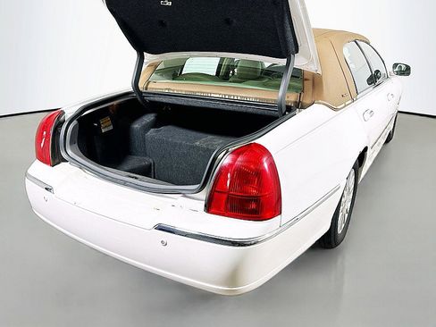 Used 2004 Lincoln Town Car Signature RWD image 21