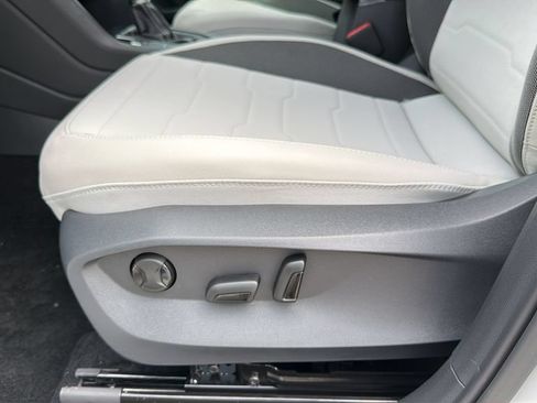 New 2026 Volkswagen Taos SE FWD image 17