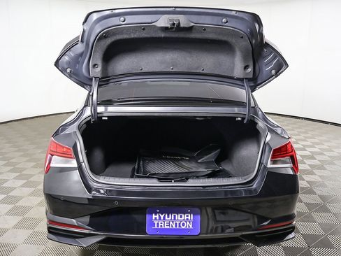 Used 2022 Hyundai Elantra Limited image 17