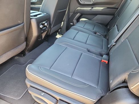 Used 2024 GMC Yukon SLT AWD/4WD image 9